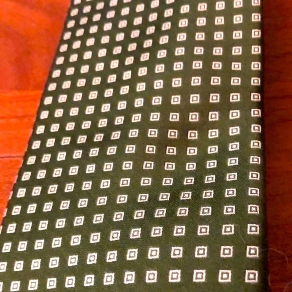 IKE BEHAR NEW YORK 100% SILK PATTERNED GREEN TIE